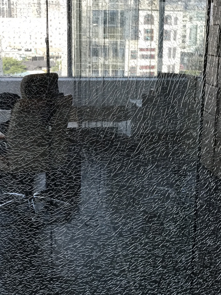 一位朋友的朋友是裝潢設計師 幫我裝潢辦公室 讓我了解到人心險惡  不負責任