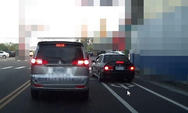 機車道上趕路的汽車