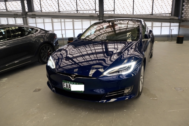 Tesla Model S 交車