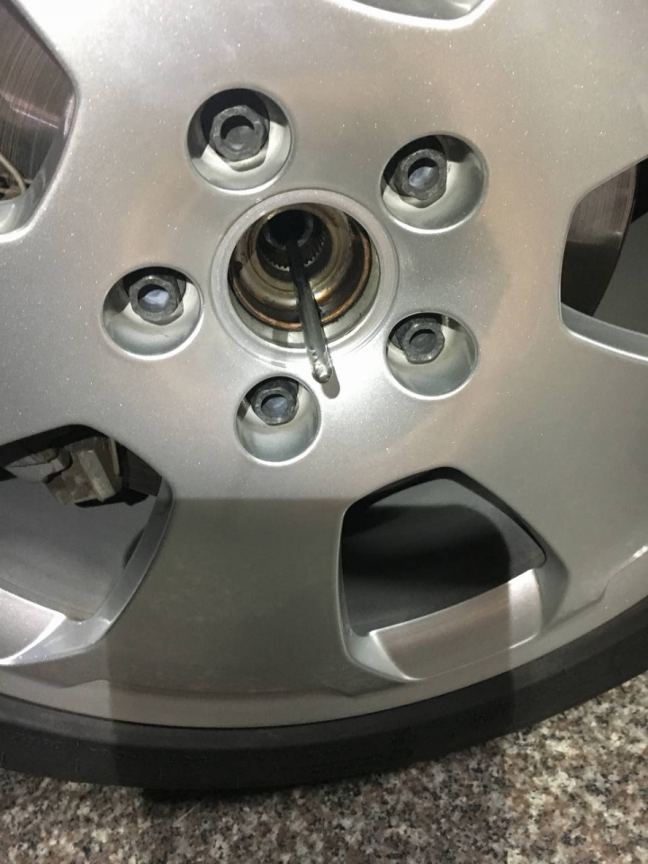AUDI A3 更換避震器防塵套與傳動軸防塵套( Golf V GTI 也適用)