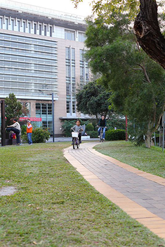 【親子景點】台中野餐地點推薦，好停車的中興大學（有草皮、人工湖、小動物）
