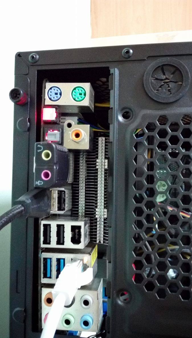 電腦機殼和主機板不合