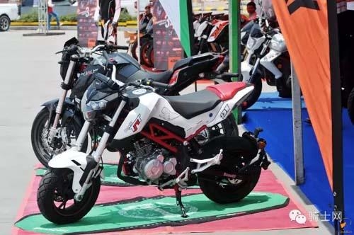 快上市了小檔車BENELLI NAKE-TNT135 國外改裝展