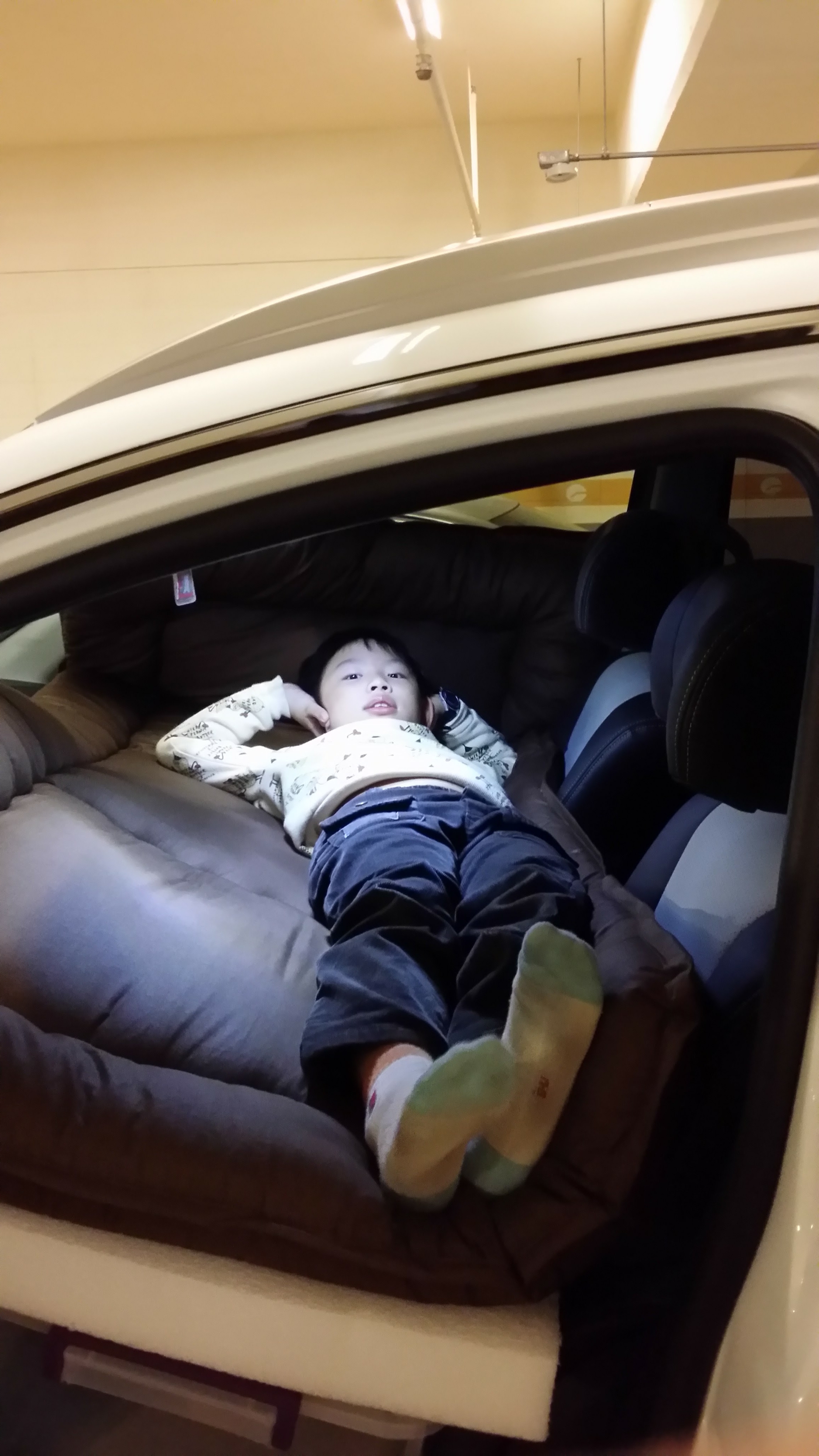 休旅車SUV車床如何很舒適的睡下兩大兩小呢?