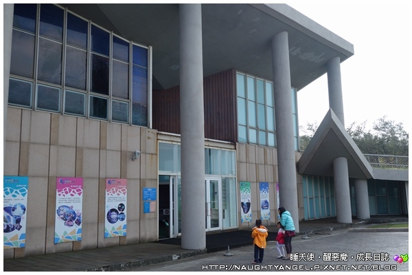 【無料景點】來「北海岸遊憩探索館」乘海破浪、生態探險吧!! (北海岸半日遊~石門婚紗廣場、富貴角燈塔、季節限定老梅綠石槽)