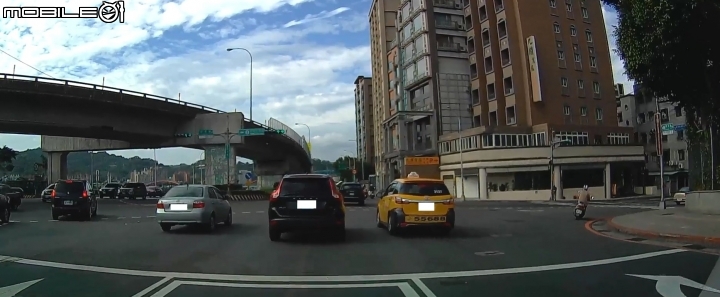 請教一下使用右轉車道直行的交通規則