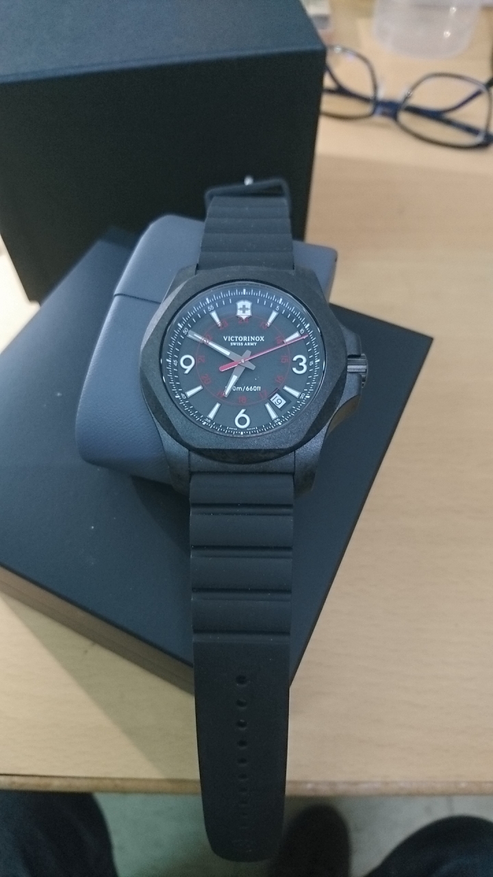 分享：瑞士 VICTORINOX I.N.O.X CARBON 消光黑碳纖維軍錶