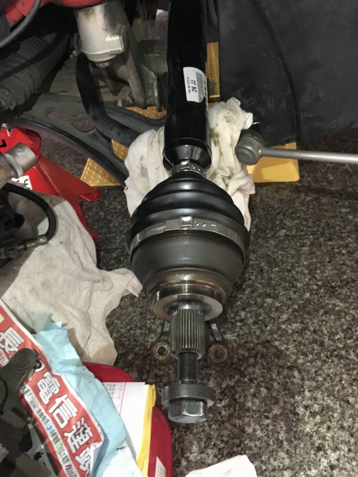 AUDI A3 更換避震器防塵套與傳動軸防塵套( Golf V GTI 也適用)