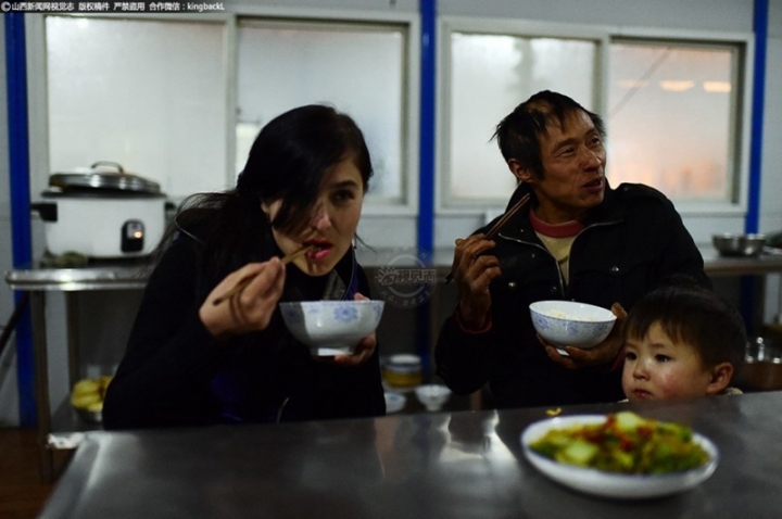 塔吉克姑娘嫁中國大陸民工工地上當“洋媳婦”