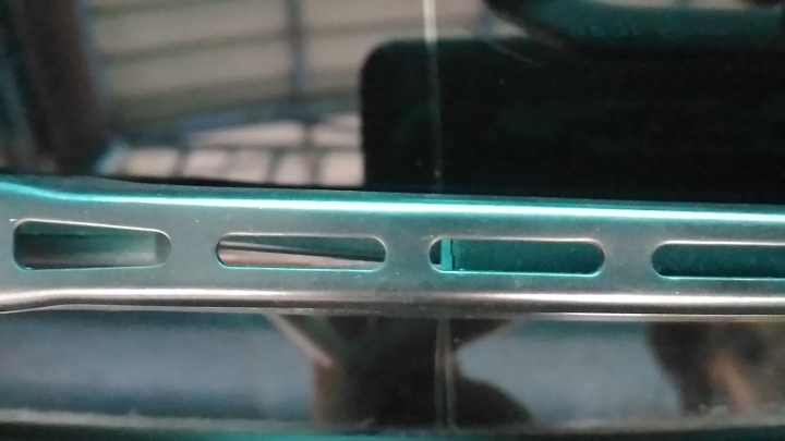 Carens前擋破裂，原廠說是外力造成無法保固