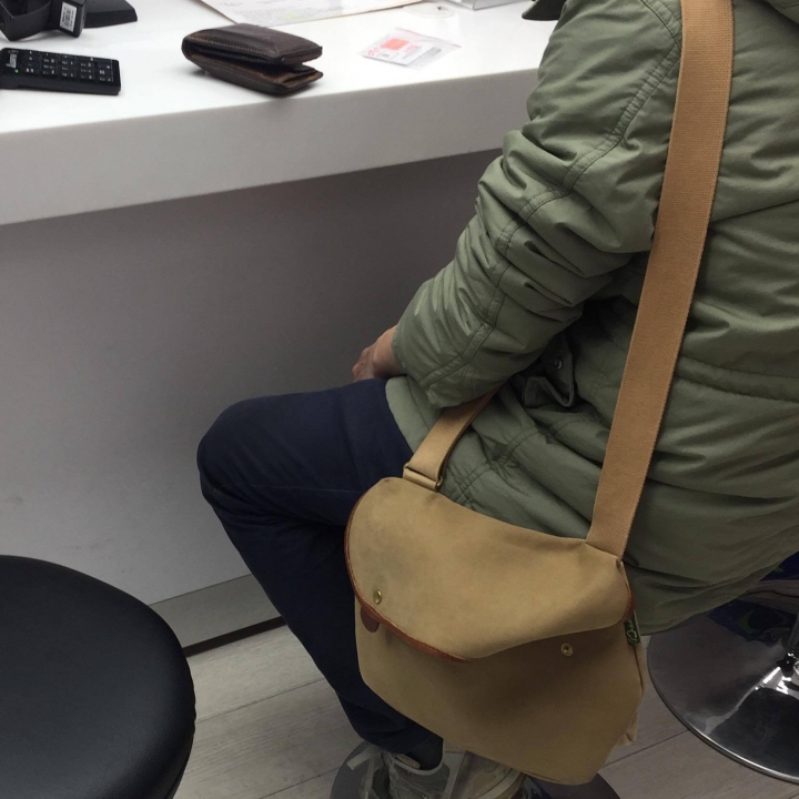 【詢問】尋找一款今天在台灣大哥天繳錢時看到的男包?