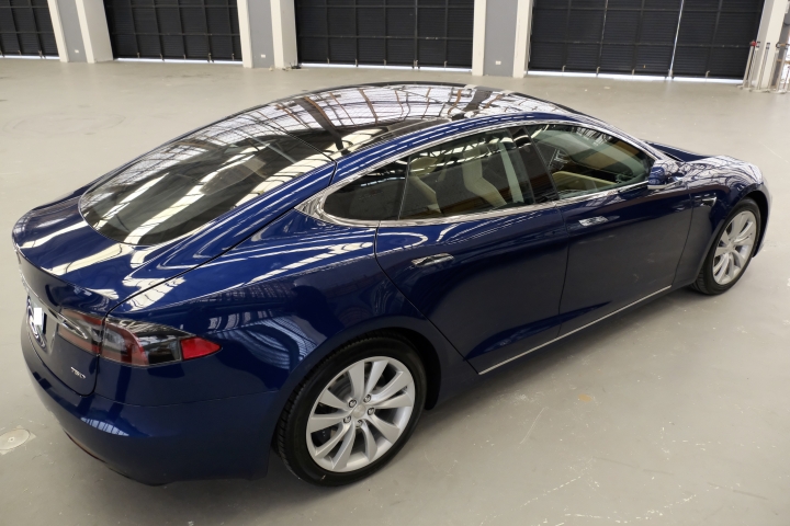 Tesla Model S 交車