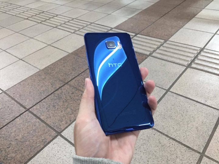 買到啦！！藍色HTC U Ultra入手