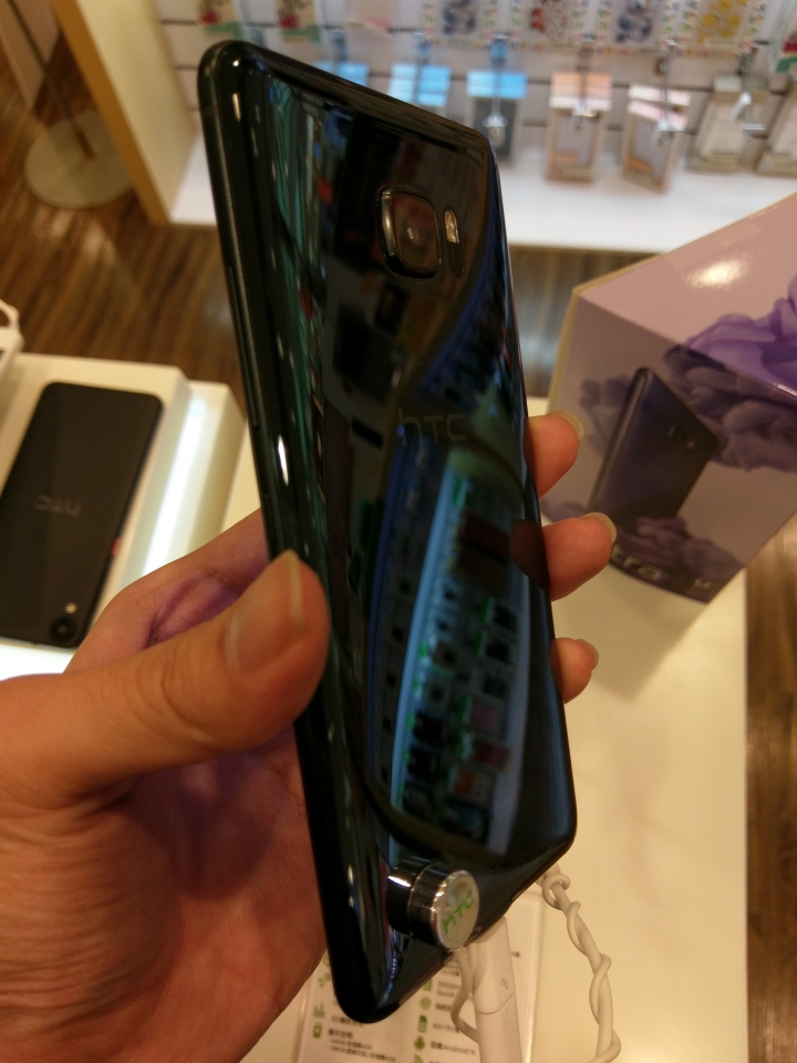 摸到HTC U Ultra實機