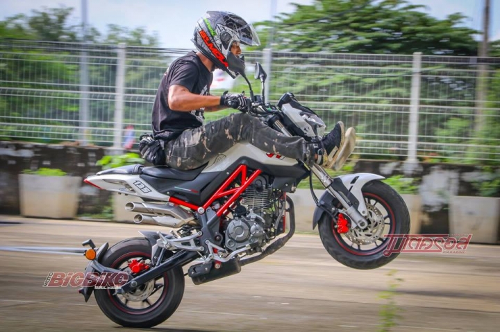 快上市了小檔車BENELLI NAKE-TNT135 國外改裝展