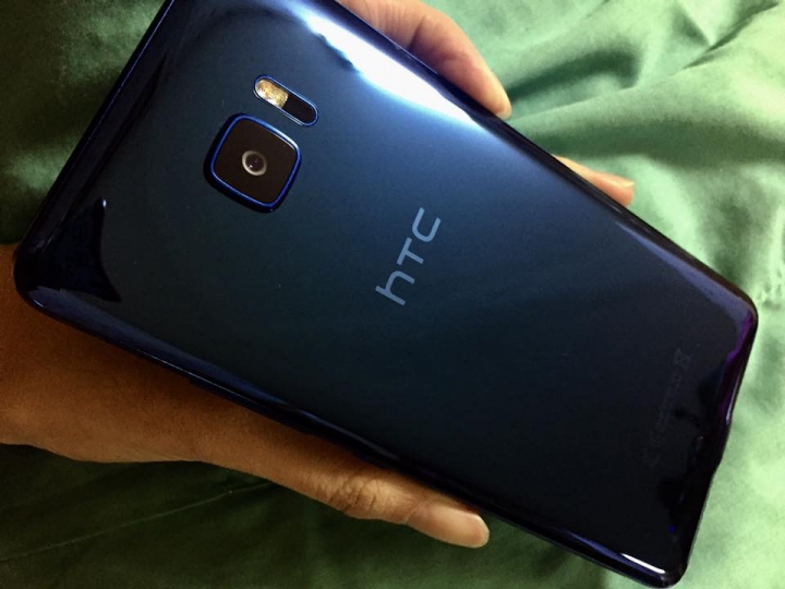 入手寶藍色Htc u ultra：開箱心得