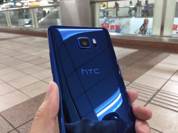 買到啦！！藍色HTC U Ultra入手