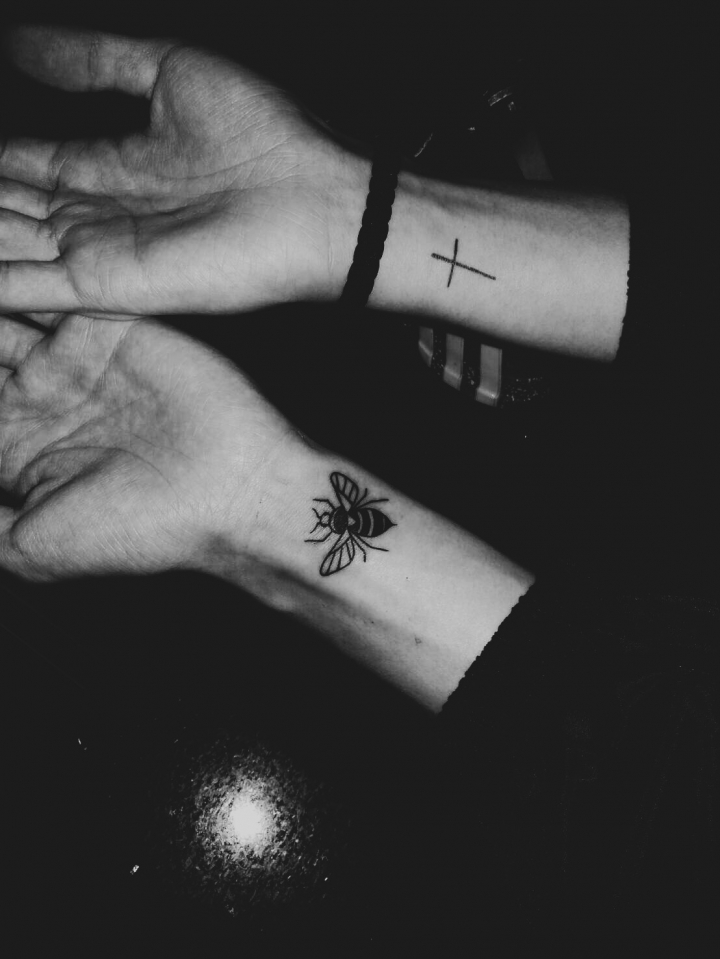 十字架と蜂［個人刺青拍攝］