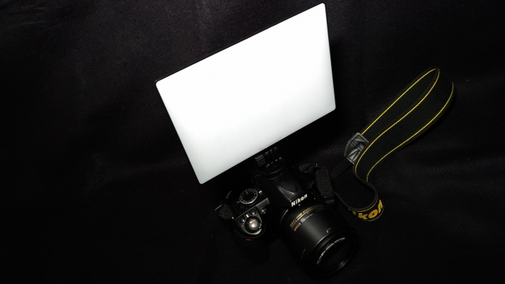 AIR之名 輕薄高亮度持續燈【YONGNUO YN-300 AIR】