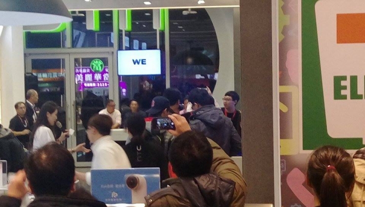 現場排隊中~~三創專賣店的人潮