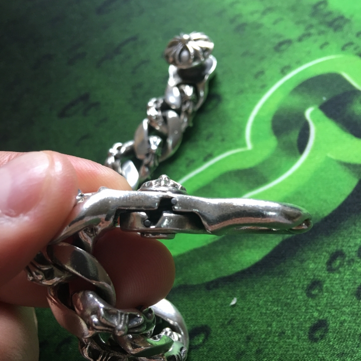 各位大大能帮忙看下这个条年代久远chrome hearts的fancy link真假吗？