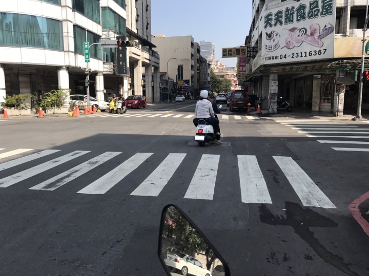 #閒聊，等紅燈就是要停這裡