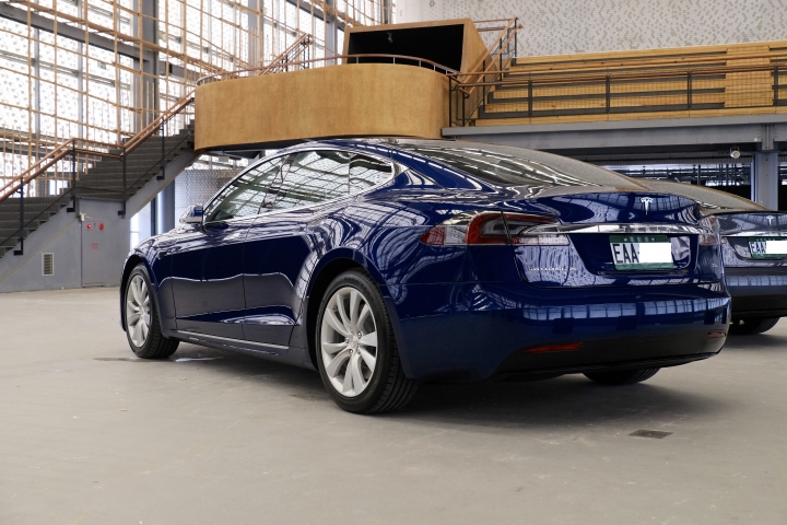 Tesla Model S 交車