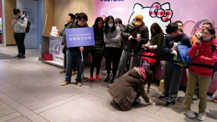 現場排隊中~~三創專賣店的人潮