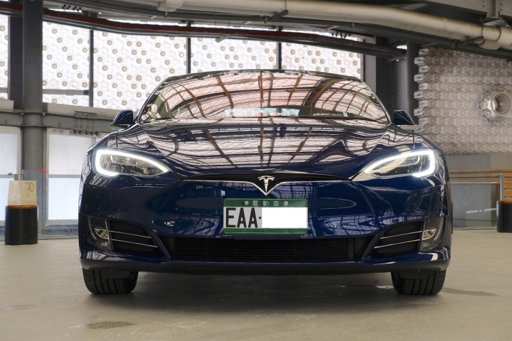 Tesla Model S 交車
