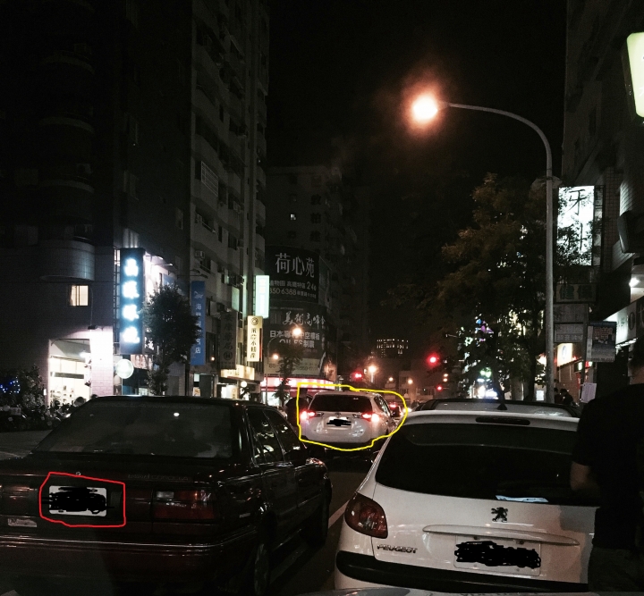 猜猜看哪台車被開單，哪台沒有(謎底揭曉:警員粗心)
