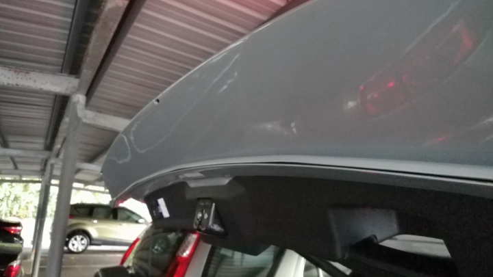 2016年式KUGA後車門下飾板縫大小不一