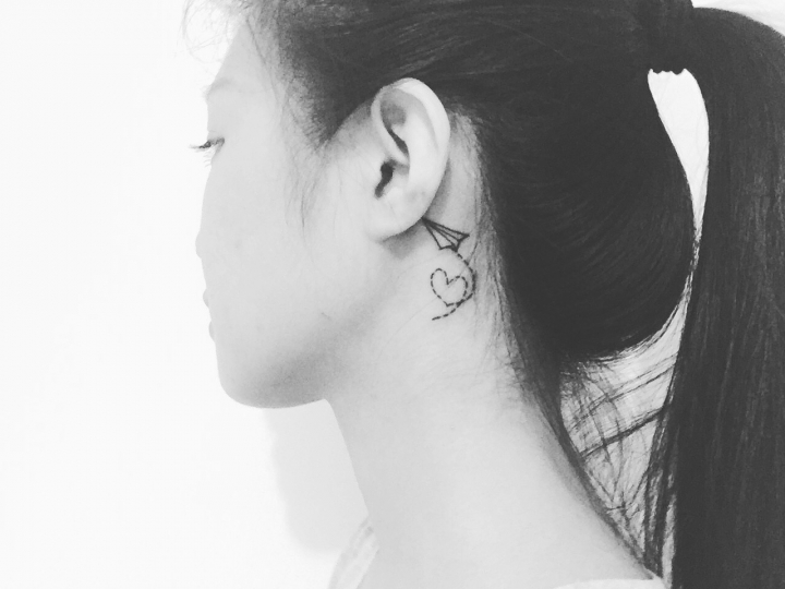 十字架と蜂［個人刺青拍攝］