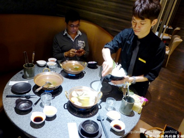 (((高雄食記)))鼓山區金荷mini精緻涮涮鍋之40盎司無敵戰斧牛排，當月生日壽星有優惠