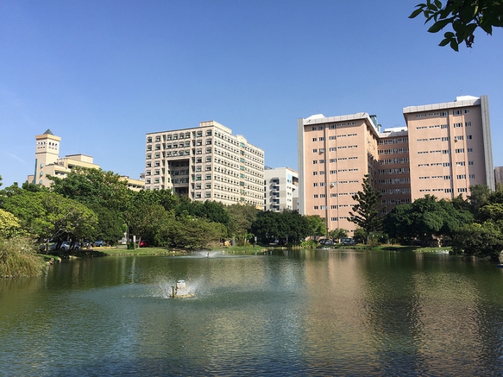 【親子景點】台中野餐地點推薦，好停車的中興大學（有草皮、人工湖、小動物）
