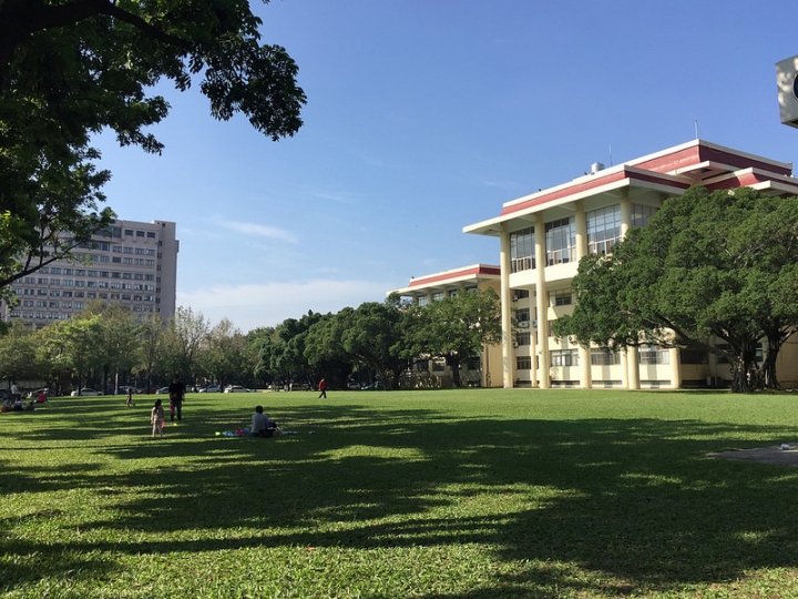 【親子景點】台中野餐地點推薦，好停車的中興大學（有草皮、人工湖、小動物）