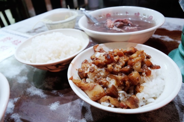 【台南中西區│牛肉湯】石精臼牛肉湯│不用早起排隊也能吃得到，牛肉片給的超大方│赤崁樓國華街一級美食戰區