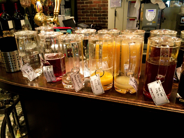 【美食。食記】東京 港區 白酒清爽 麵包香濃 BARBARA market place 325 霞ヶ関 義大利菜 麵包 紅酒 白酒 吃到飽