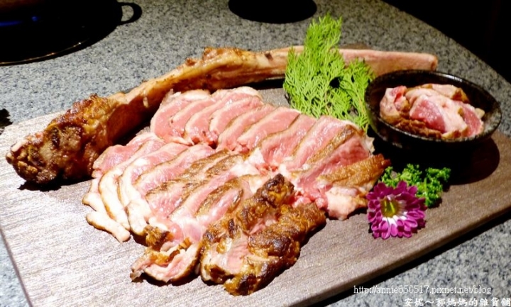 (((高雄食記)))鼓山區金荷mini精緻涮涮鍋之40盎司無敵戰斧牛排，當月生日壽星有優惠