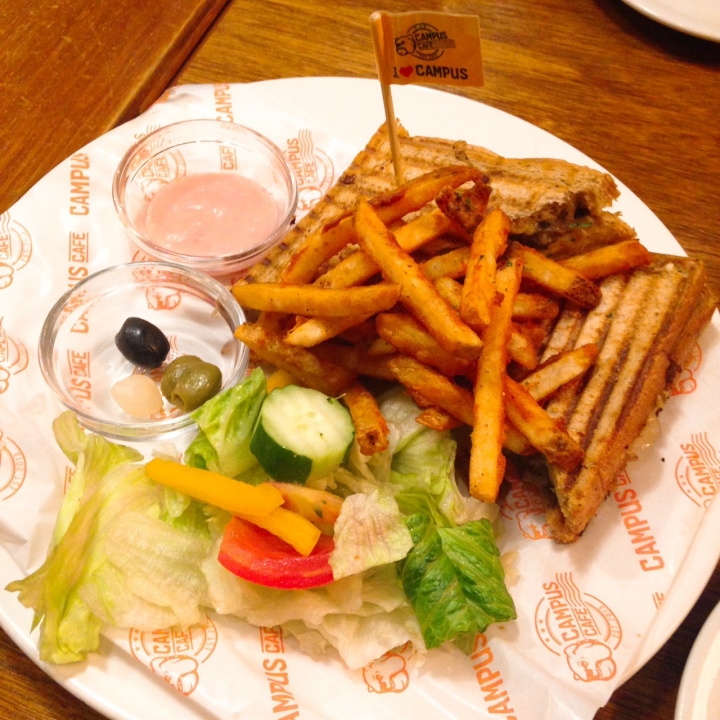 老寶食記 | Campus cafe 南京店 | 美式校園風格洋食店 | 燉飯、木碗沙拉、甜點、約會