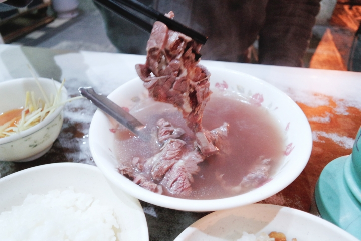 【台南中西區│牛肉湯】石精臼牛肉湯│不用早起排隊也能吃得到，牛肉片給的超大方│赤崁樓國華街一級美食戰區