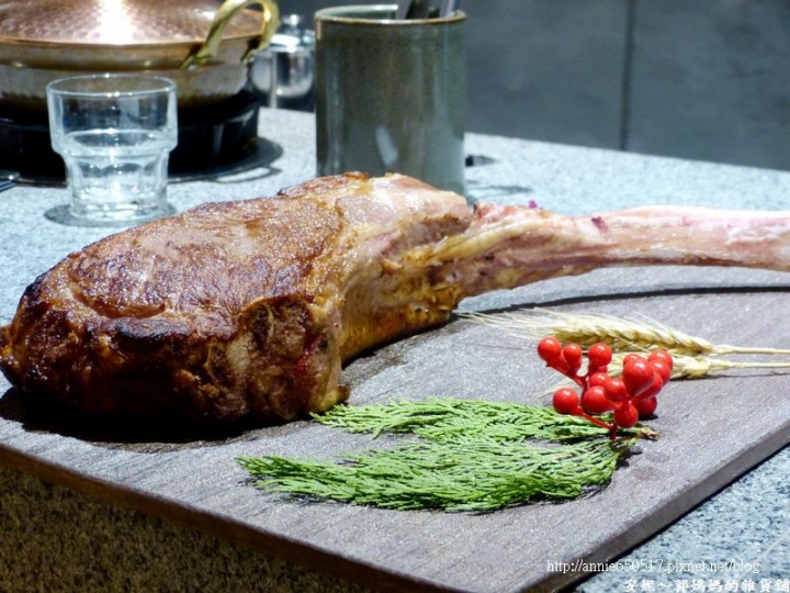 (((高雄食記)))鼓山區金荷mini精緻涮涮鍋之40盎司無敵戰斧牛排，當月生日壽星有優惠