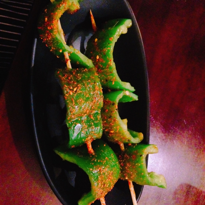 【老寶食記】伊通街老疆胡烤肉鋪，孜然味滿天飛的隱藏串燒居酒屋