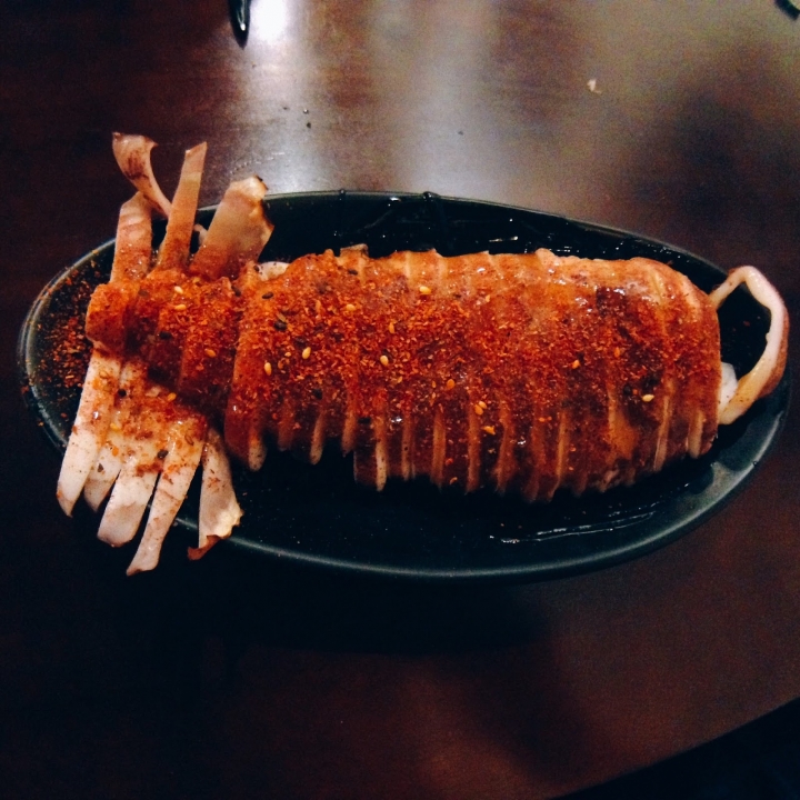 【老寶食記】伊通街老疆胡烤肉鋪，孜然味滿天飛的隱藏串燒居酒屋