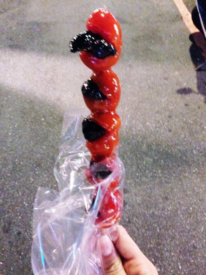 【新北市.板橋】舊火車站後站美食-板橋人從小到大的回憶『鳥來伯專業糖葫蘆』