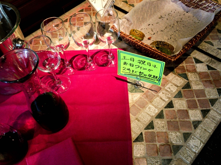 【美食。食記】東京 港區 白酒清爽 麵包香濃 BARBARA market place 325 霞ヶ関 義大利菜 麵包 紅酒 白酒 吃到飽