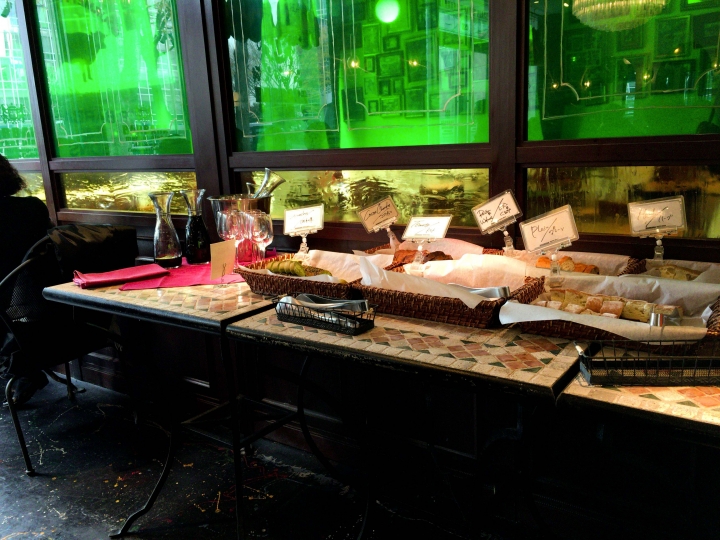 【美食。食記】東京 港區 白酒清爽 麵包香濃 BARBARA market place 325 霞ヶ関 義大利菜 麵包 紅酒 白酒 吃到飽