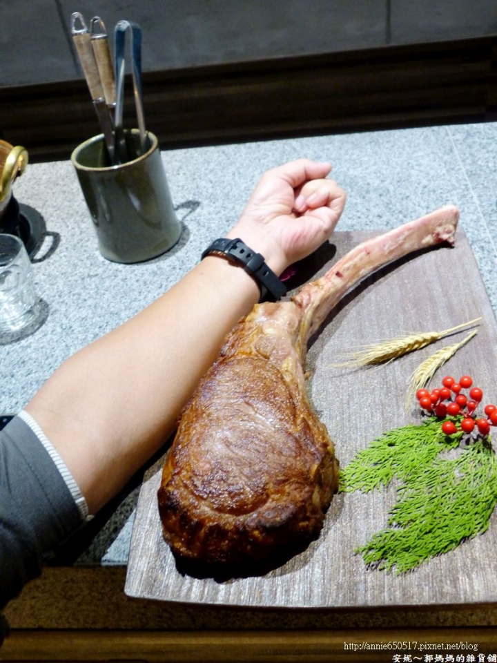 (((高雄食記)))鼓山區金荷mini精緻涮涮鍋之40盎司無敵戰斧牛排，當月生日壽星有優惠