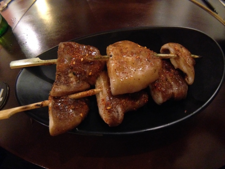 【老寶食記】伊通街老疆胡烤肉鋪，孜然味滿天飛的隱藏串燒居酒屋