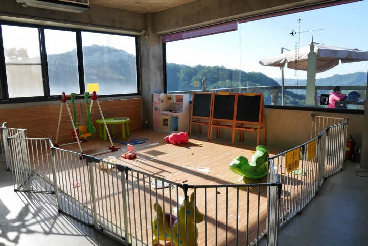 【新北石碇 | 景觀咖啡廳】群山環抱中的世外桃源♣Loft17 森活休閒園區