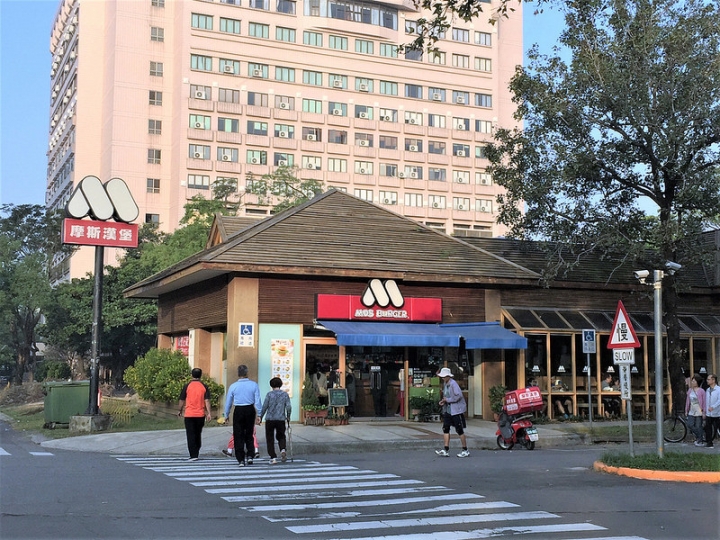 【親子景點】台中野餐地點推薦，好停車的中興大學（有草皮、人工湖、小動物）